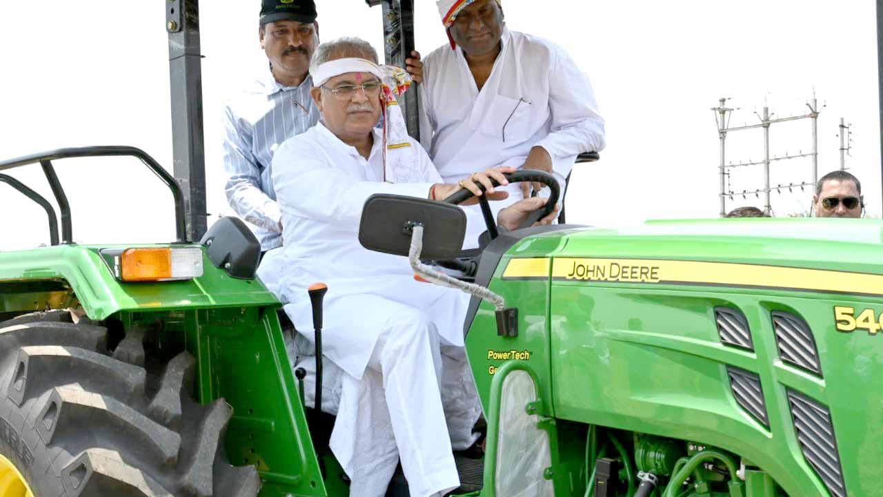 CM celebrated Akti festival by driving a tractor